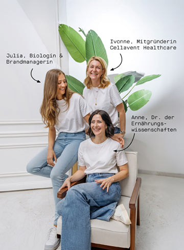 Drei Frauen, die Gründerinnen von FemBe, lachen in die Kamera, sie befinden sich in einem hellen Wohnzimmer Setting 