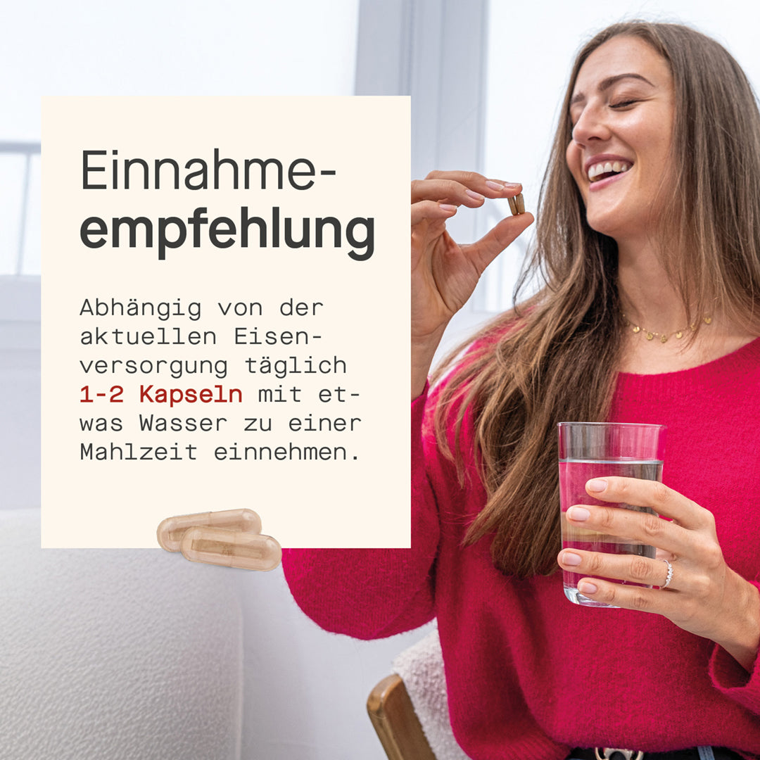 Frau nimmt zwei Kapseln ein und hält ein Glas Wasser in der Hand