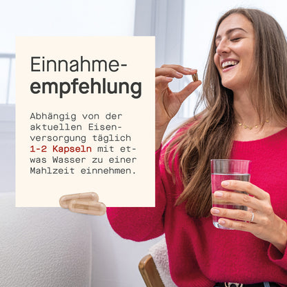 Frau nimmt zwei Kapseln ein und hält ein Glas Wasser in der Hand